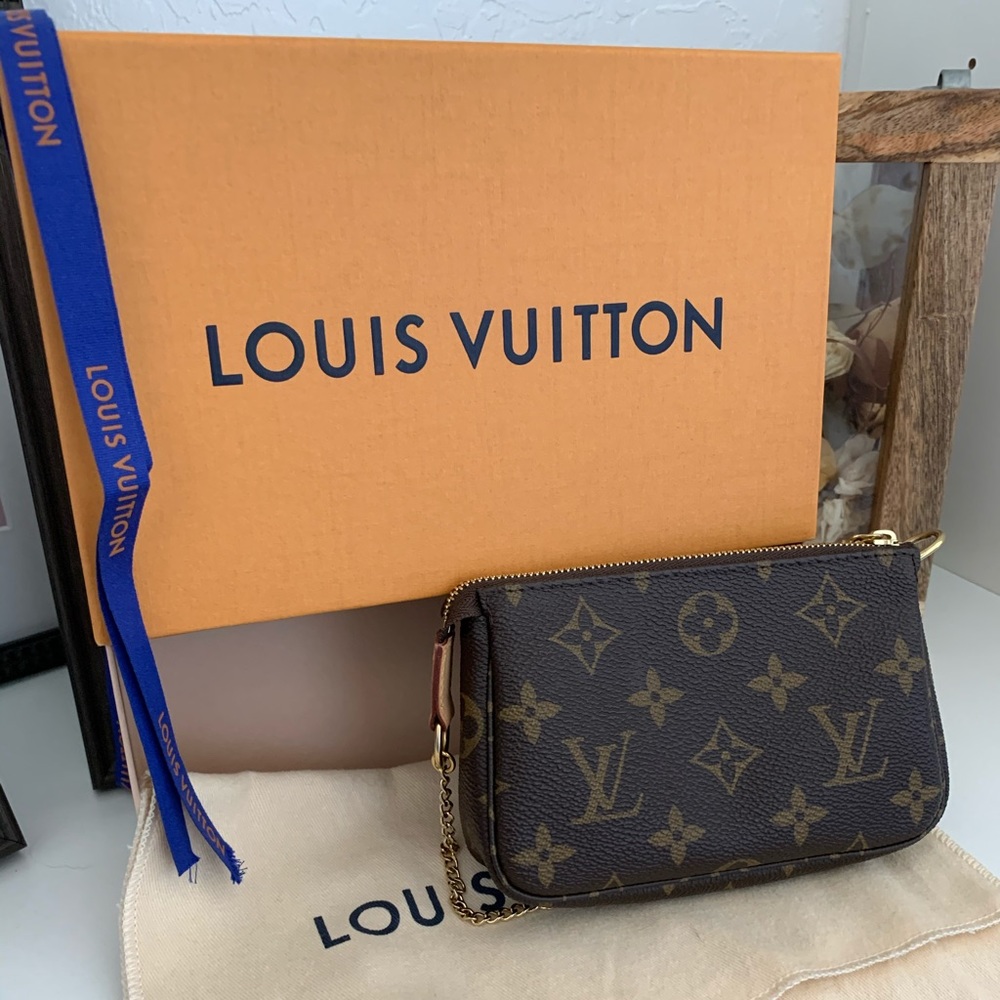 *SOLD* Louis Vuitton Mini Pochette Accessoires